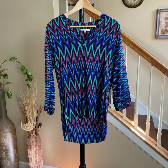 Amanda Uprichard Silk Chevron H0i-Low Tunic V Neck Top Size Medium - Picture 2 of 11